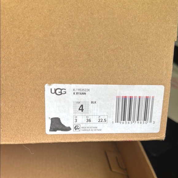 UGG Ryann Boot for Kids - Black Glittery Patent Girls Boots, US 4 🖤💛 - Picture 7 of 8